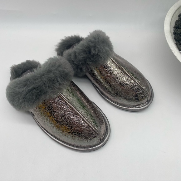 UGG women’s Scuffette II Metallic Sparkle Shearling Slippers in size 6 NEW - Picture 6 of 6